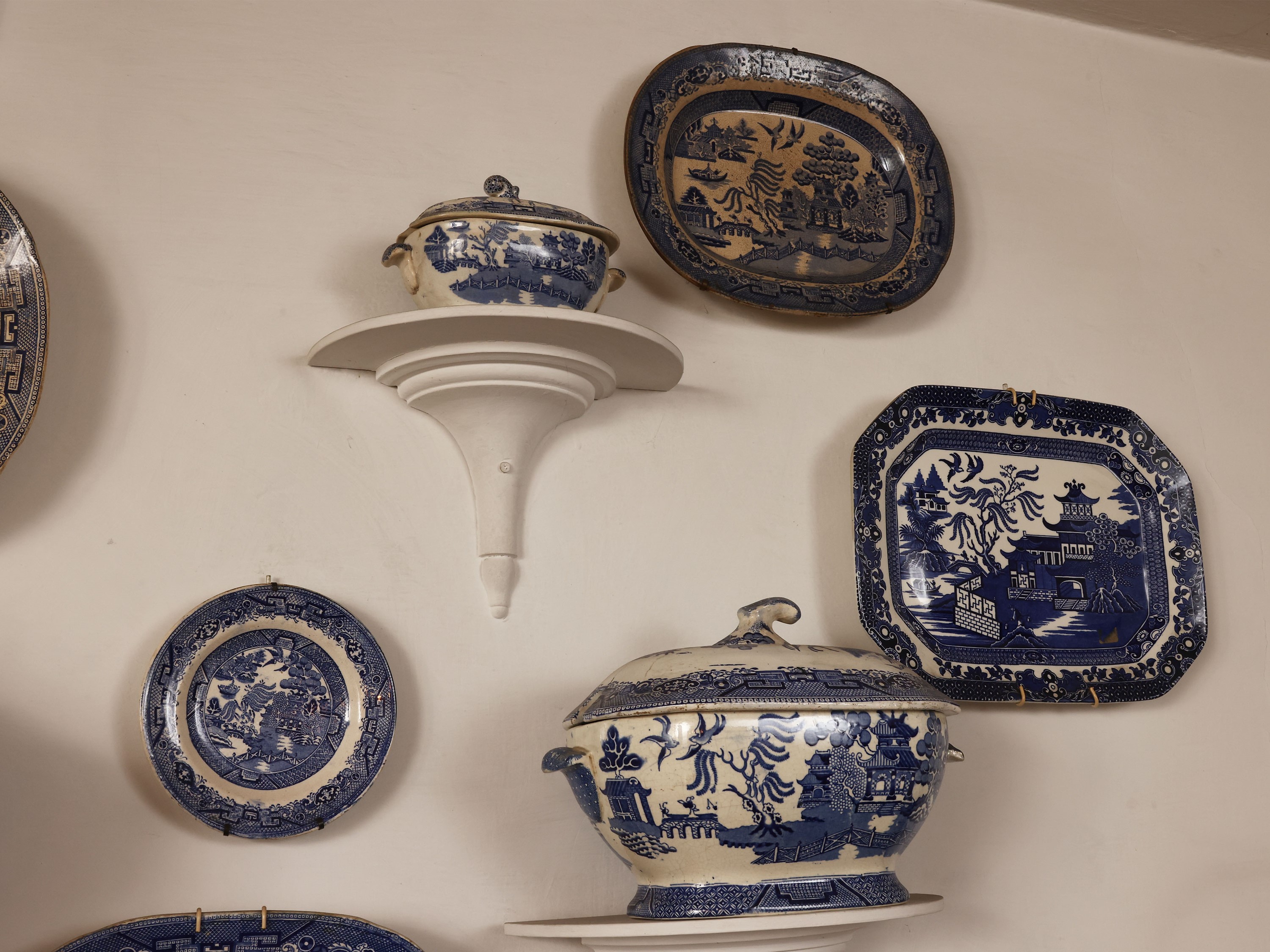 Grande collezione di accessori in terraglia