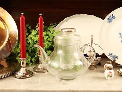 Accessori per la tavola, serie di oggetti decorativi in metallo argentato e porcellana