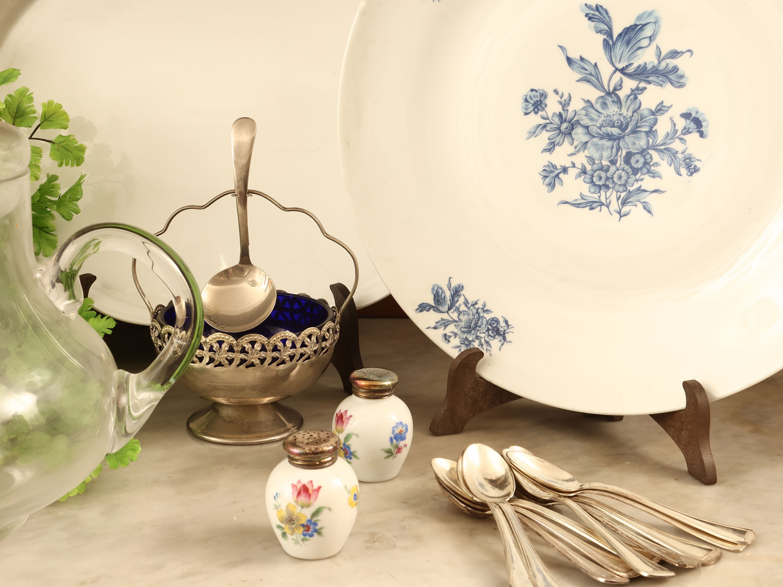 Accessori per la tavola, serie di oggetti decorativi in metallo argentato e porcellana
