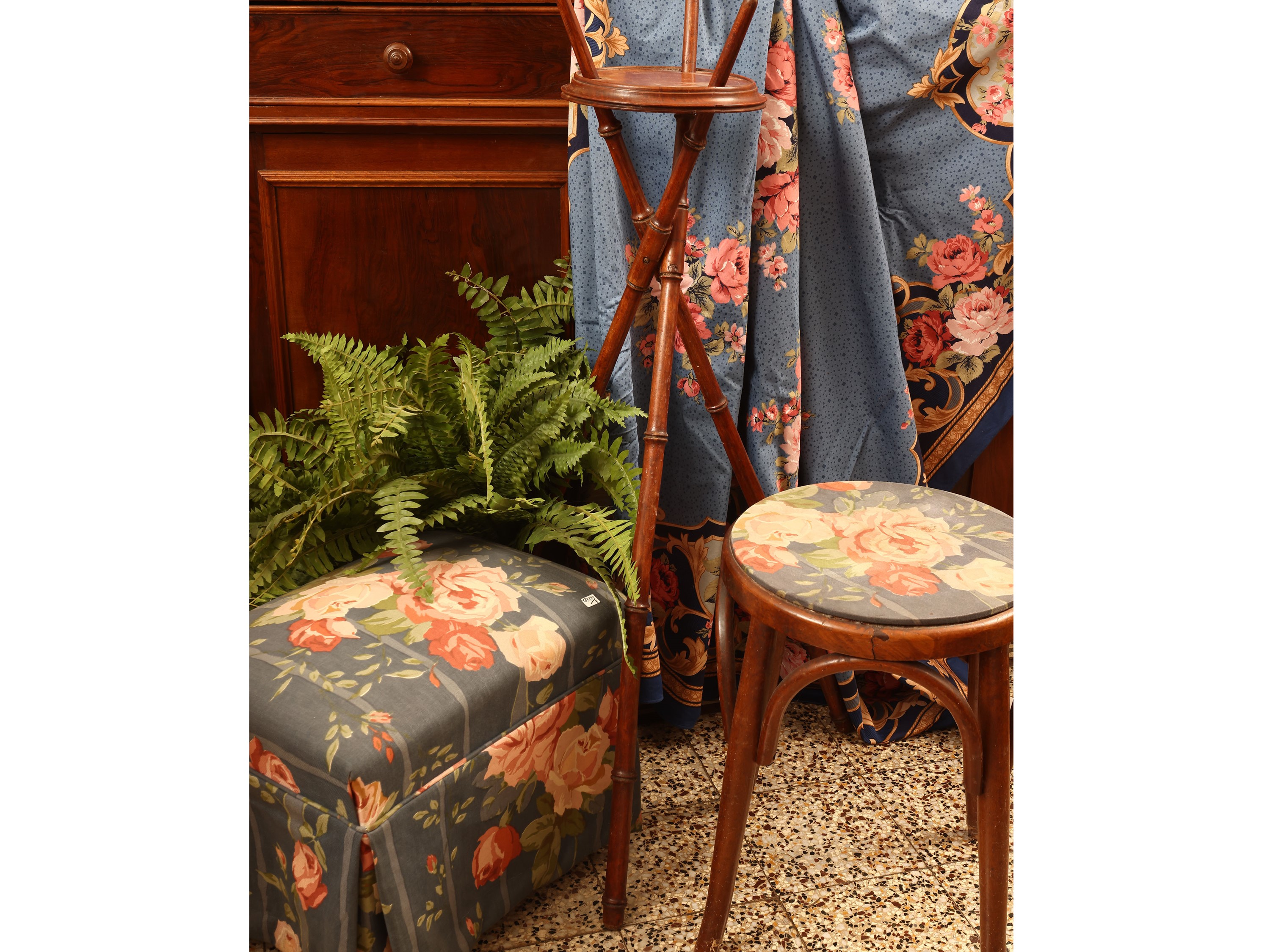 Complemento d'arredo d'epoca, portavasi, panchetto e pouf, XIX/XX secolo
