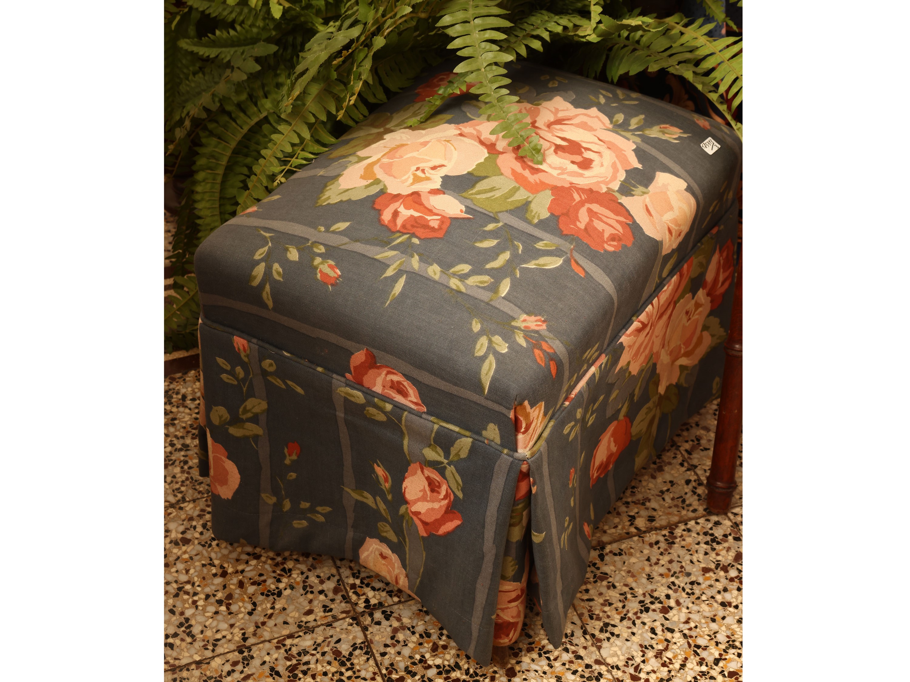 Complemento d'arredo d'epoca, portavasi, panchetto e pouf, XIX/XX secolo