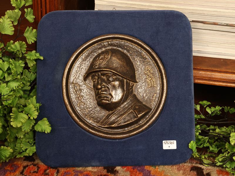 Autore sconosciuto, Ritratto di Benito Mussolini, placca in bronzo a bassorilievo, 1934-35