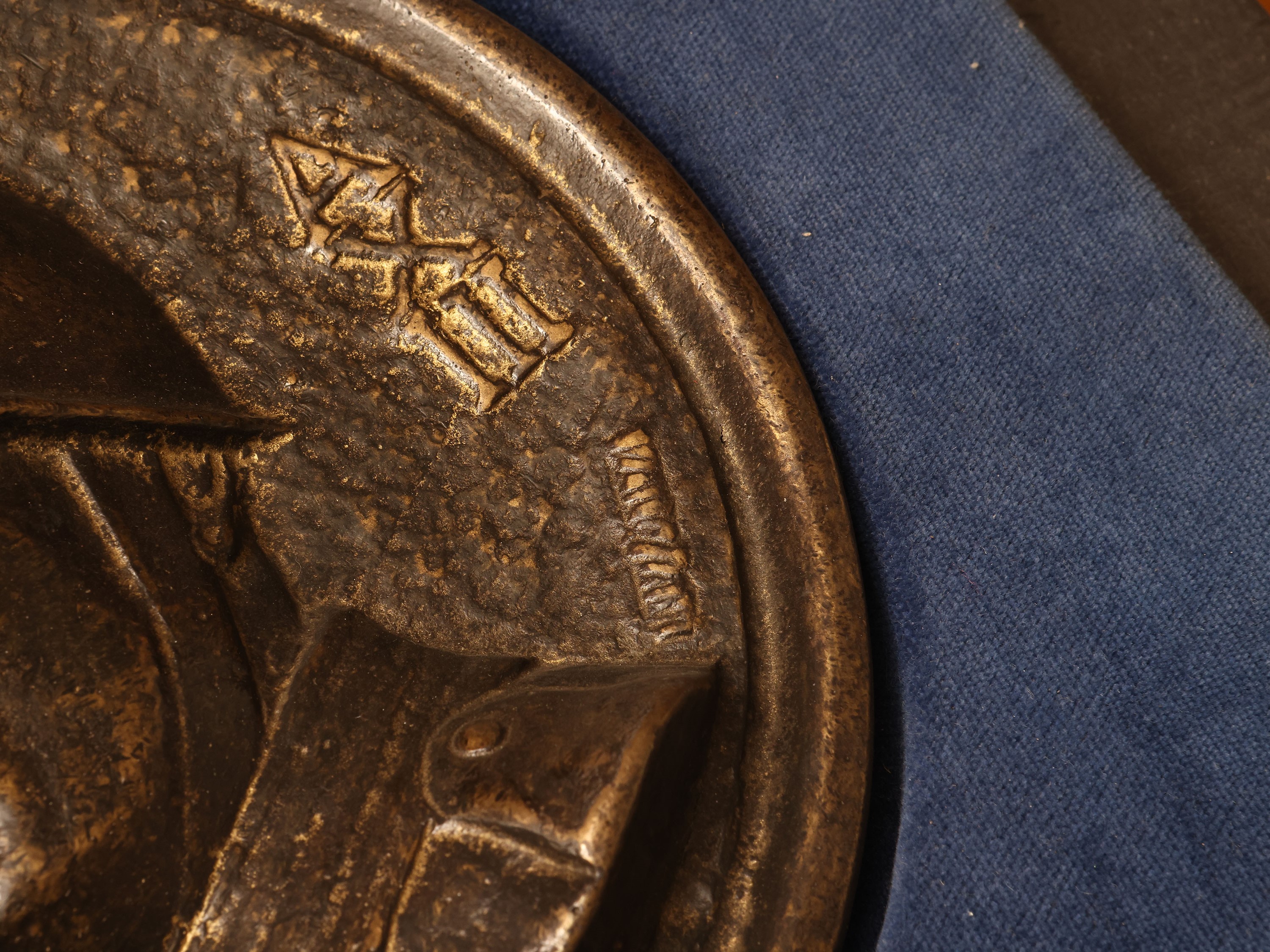 Autore sconosciuto, Ritratto di Benito Mussolini, placca in bronzo a bassorilievo, 1934-35