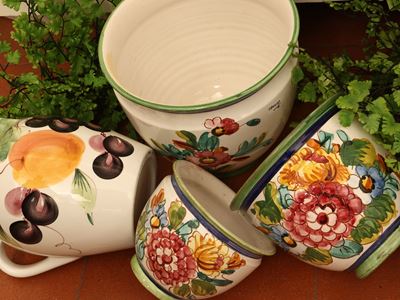 Oggetti decorativi in ceramica, portavasi e brocca