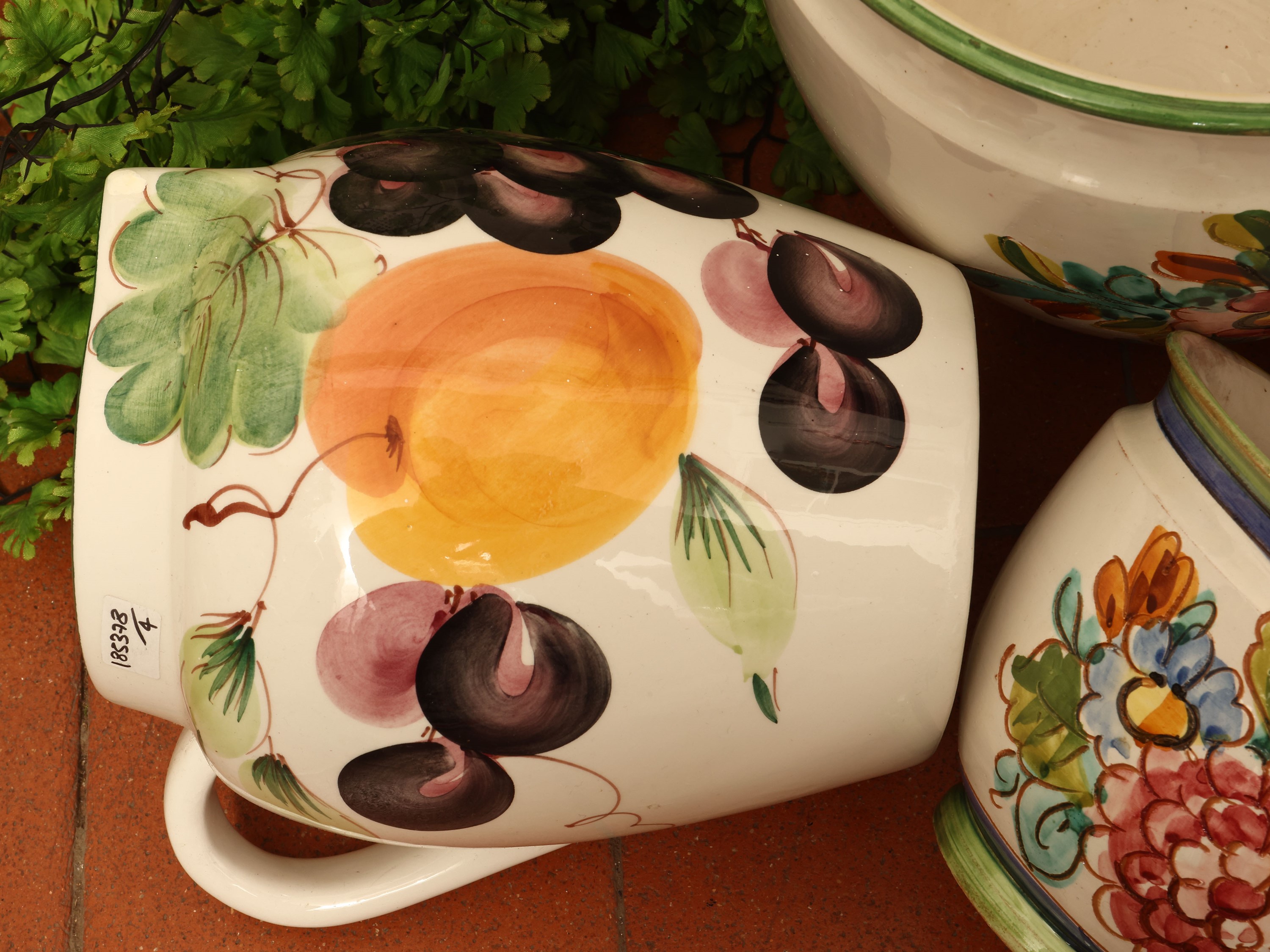 Oggetti decorativi in ceramica, portavasi e brocca