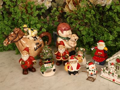 Assortimento di piccoli cadeau natalizi in ceramica, dimensioni variabili da cm 8 a cm 18