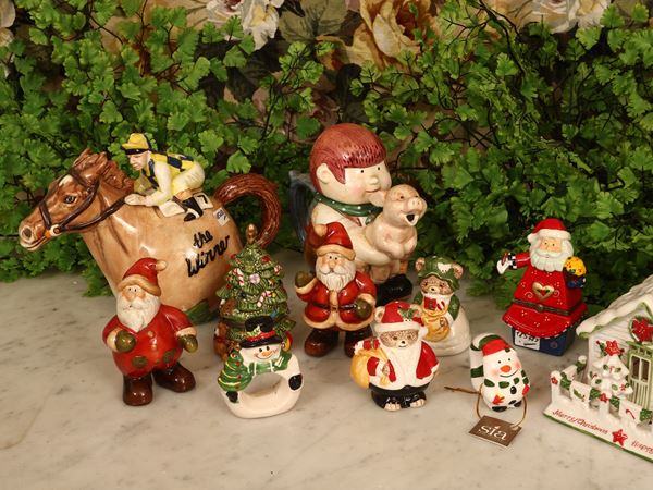 Assortimento di piccoli cadeau natalizi in ceramica
