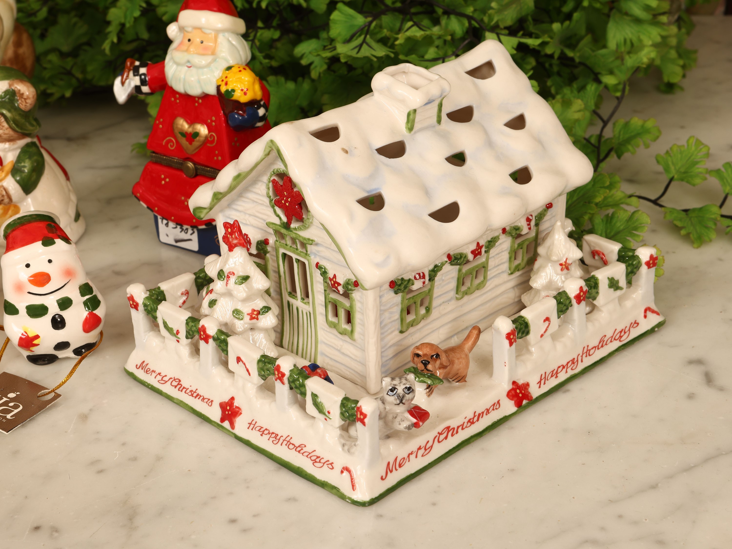 Assortimento di piccoli cadeau natalizi in ceramica, dimensioni variabili da cm 8 a cm 18