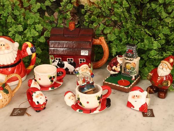 Assortimento di piccoli cadeau natalizi in ceramica
