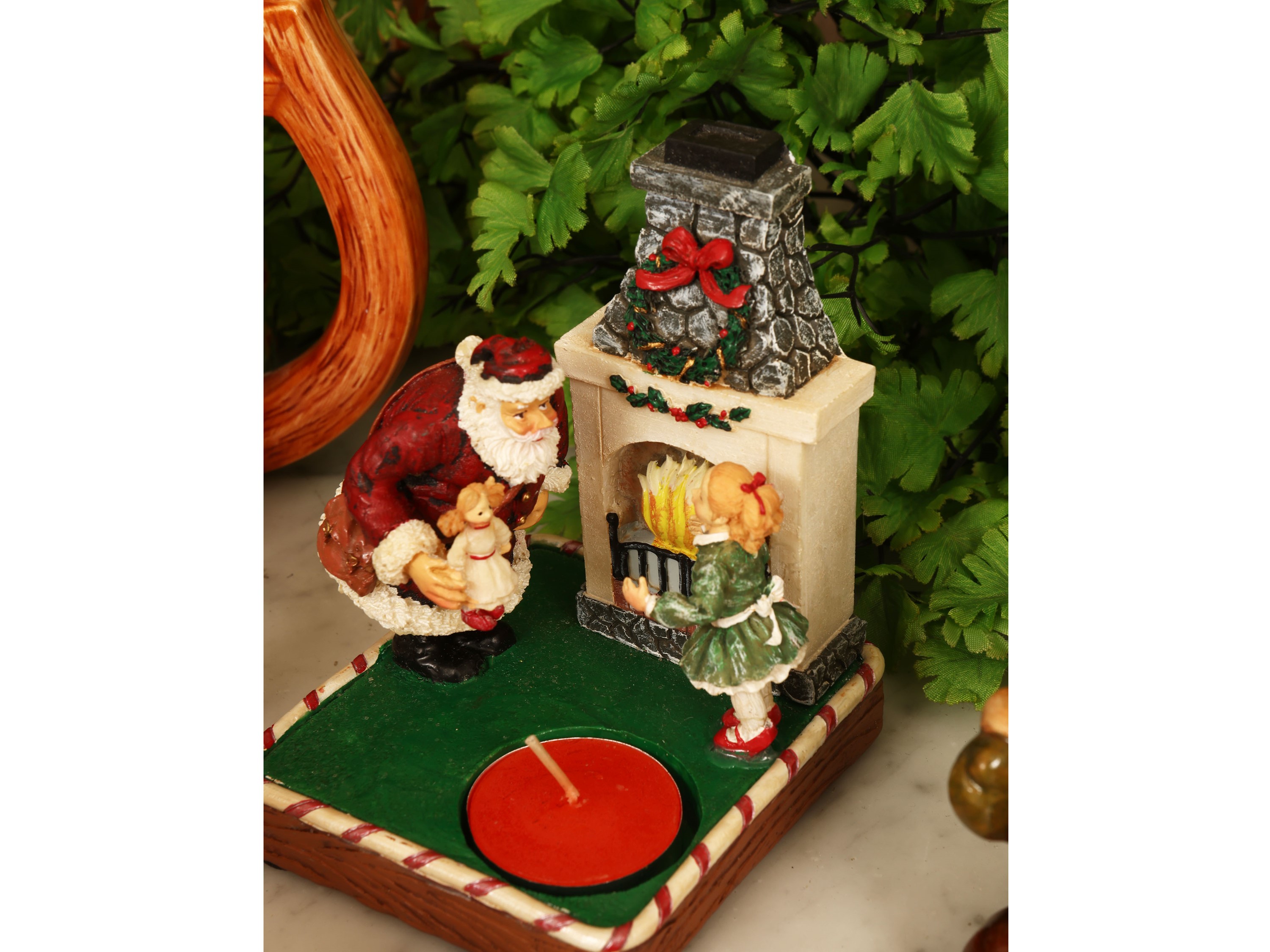 Assortimento di piccoli cadeau natalizi in ceramica, dimensioni da cm 5 a cm 16
