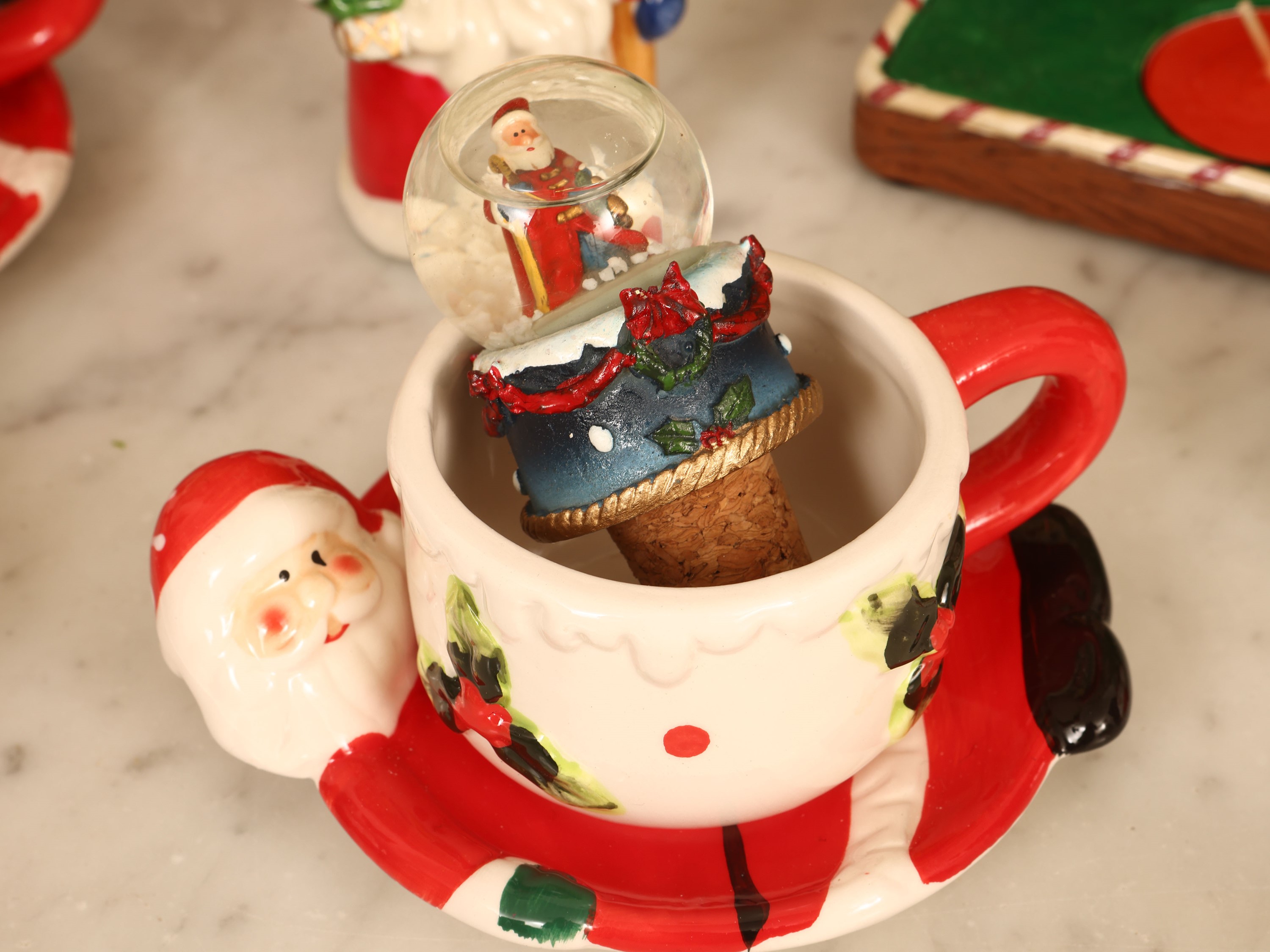 Assortimento di piccoli cadeau natalizi in ceramica, dimensioni da cm 5 a cm 16