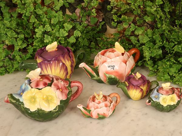 Sei teiere da collezione in ceramica policroma