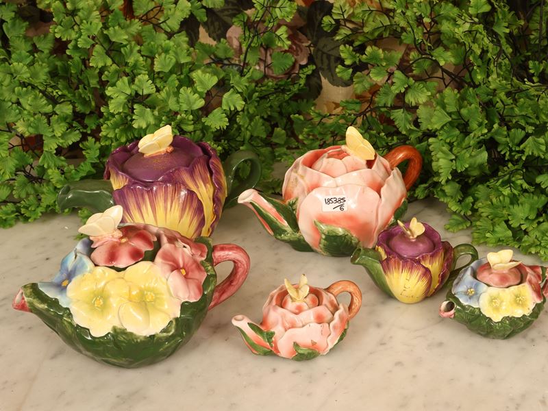 Sei teiere in ceramica policroma, decorazioni floreali