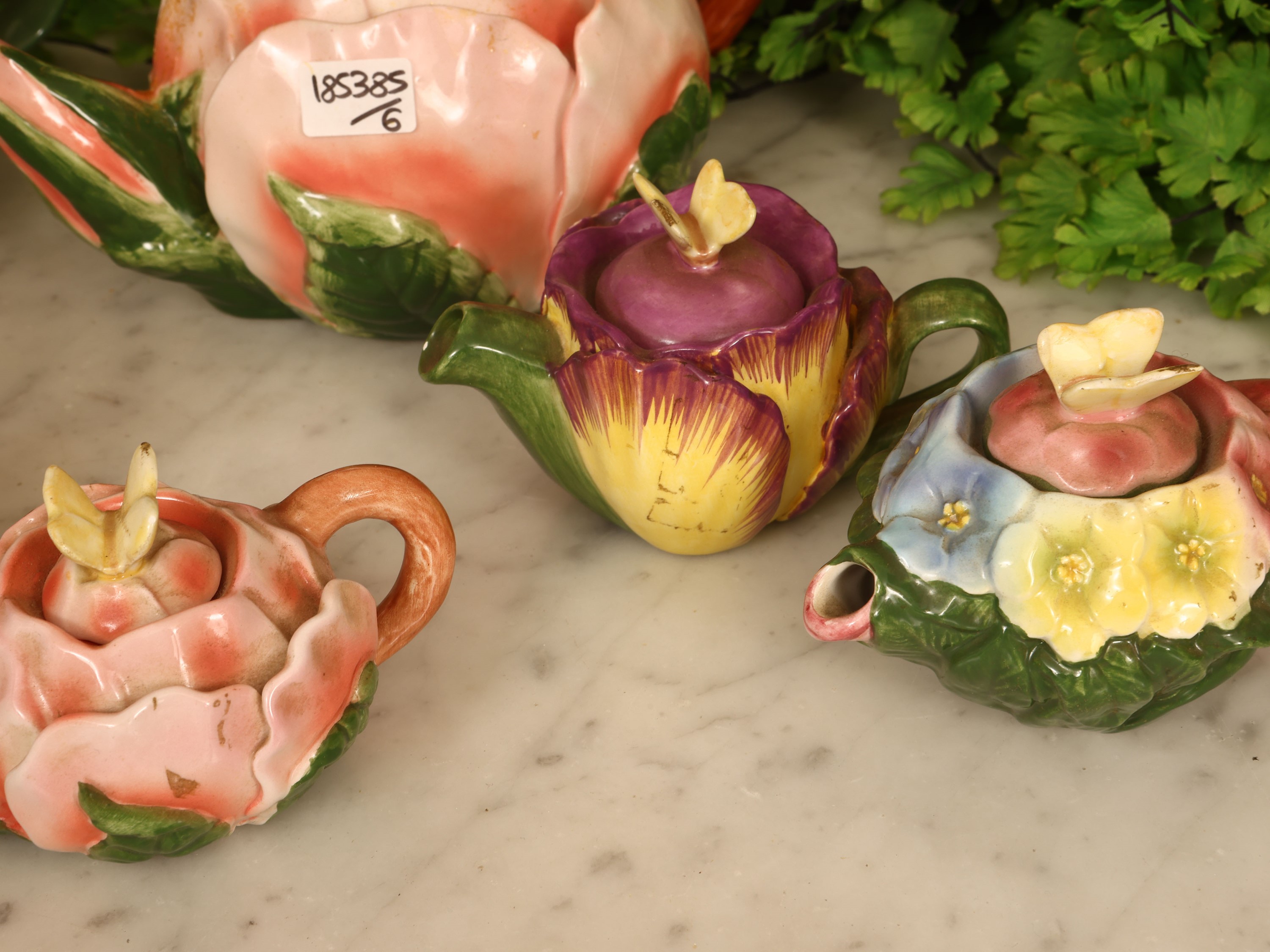Sei teiere in ceramica policroma, decorazioni floreali