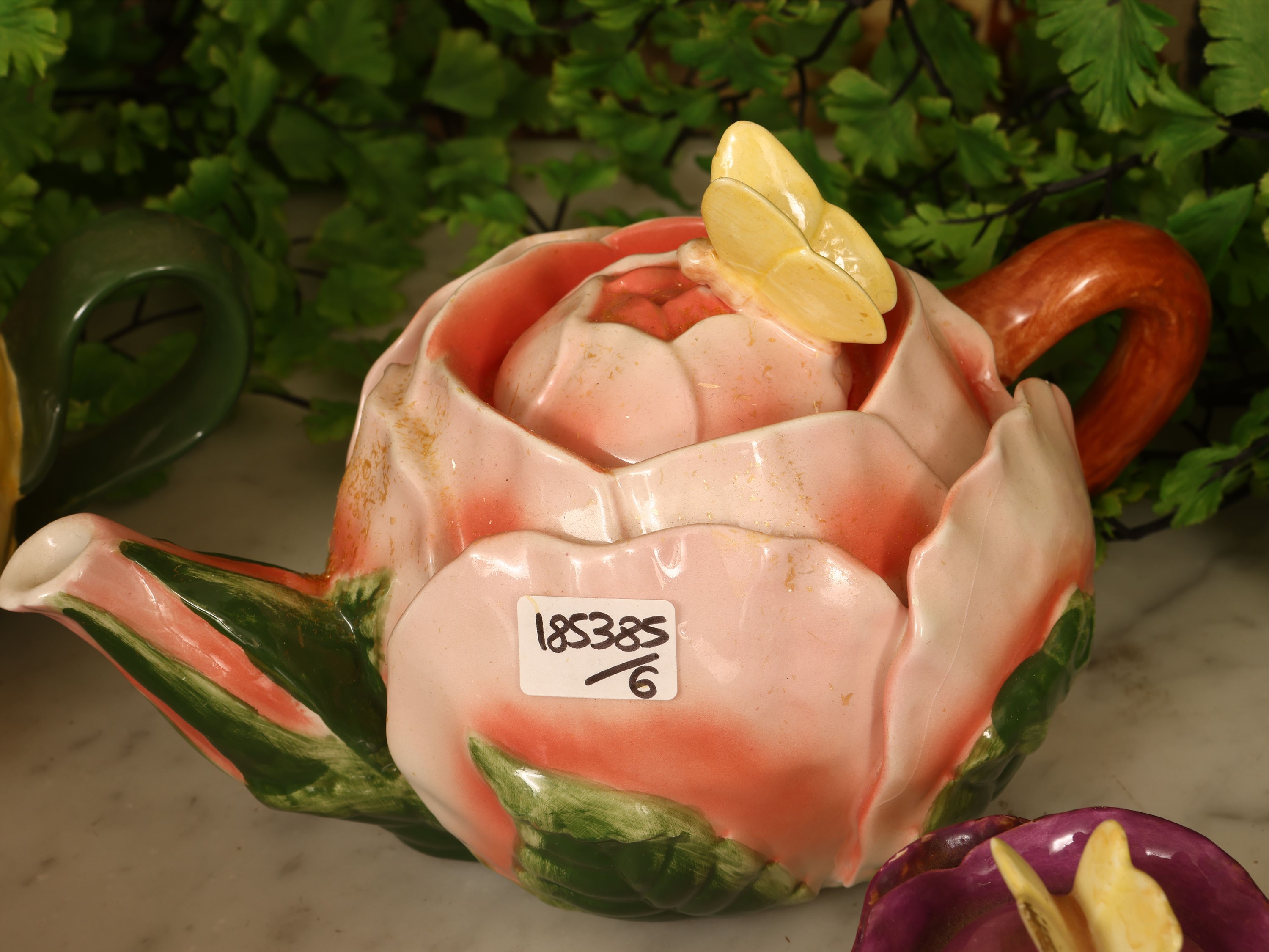 Sei teiere in ceramica policroma, decorazioni floreali