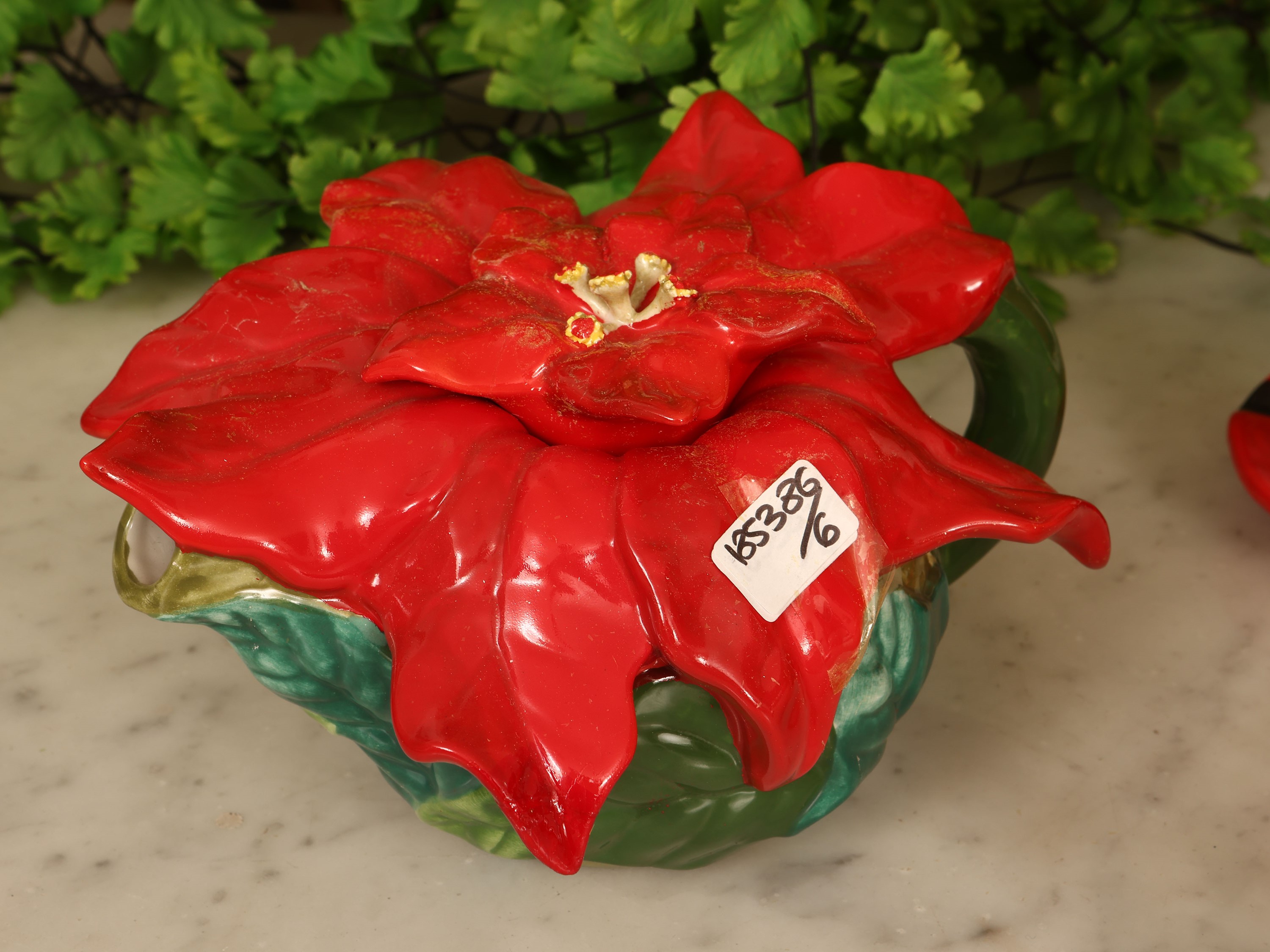 Assortimento di piccoli cadeau natalizi in ceramica, assortimento di sei pezzi