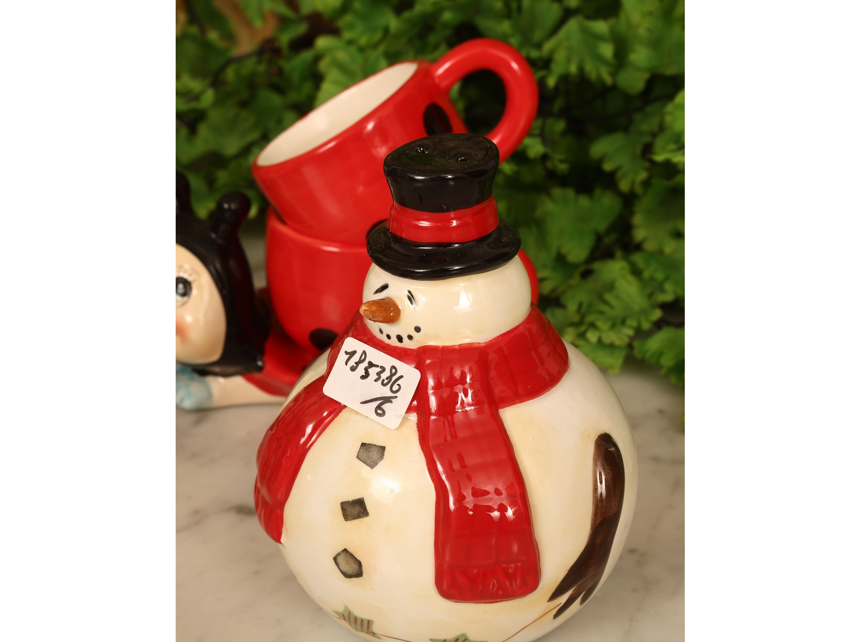 Assortimento di piccoli cadeau natalizi in ceramica, assortimento di sei pezzi