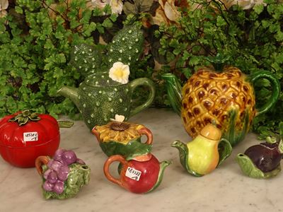 Collezione di accessori in ceramica policroma, frutti, fiori e ortaggi