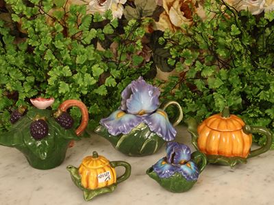 Cinque teiere da collezione in ceramica policroma a forma di fiori e ortaggi