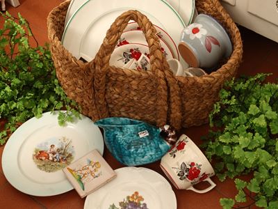 Accessori vintage da cucina, vassoi Ginori in sporta di paglia