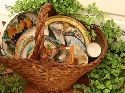 Oggetti decorativi rustici, contenuti in cesto di vimini