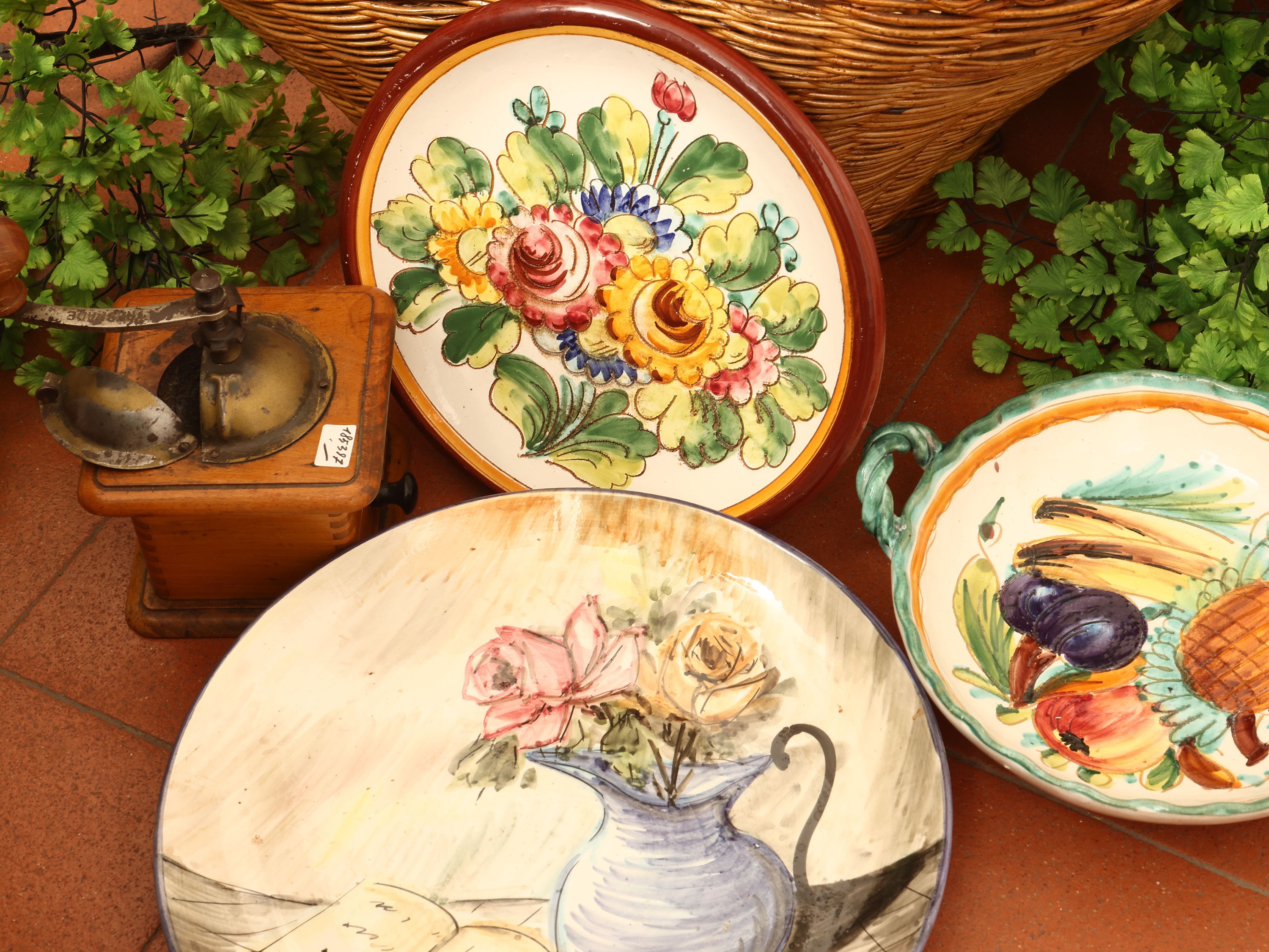 Oggetti decorativi rustici, contenuti in cesto di vimini
