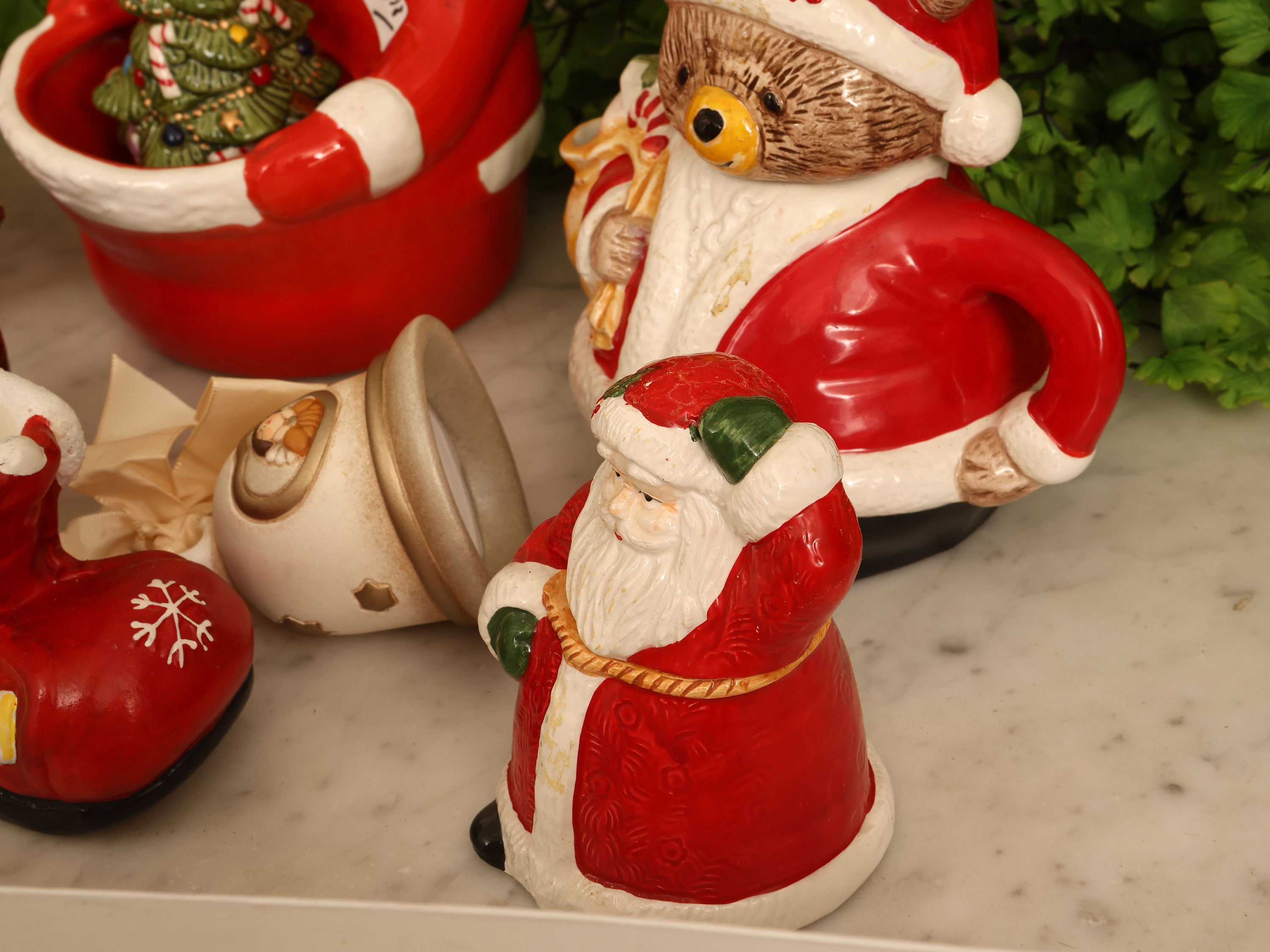 Selezione di cadeau natalizi in ceramica decorativa