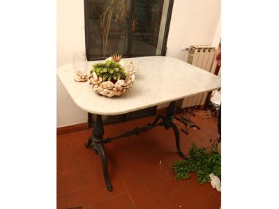 Tavolo da giardino in ghisa con piano in marmo bianco