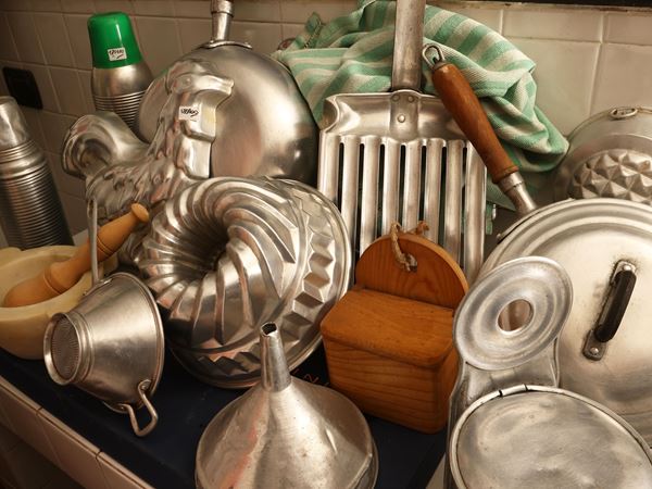 Miscellanea di accessori e pentole in alluminio