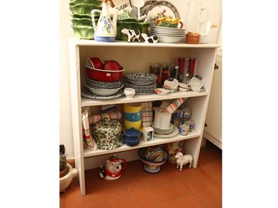 Complementi di arredo: scaffale a giorno e due sgabelli, h cm 96x90x30