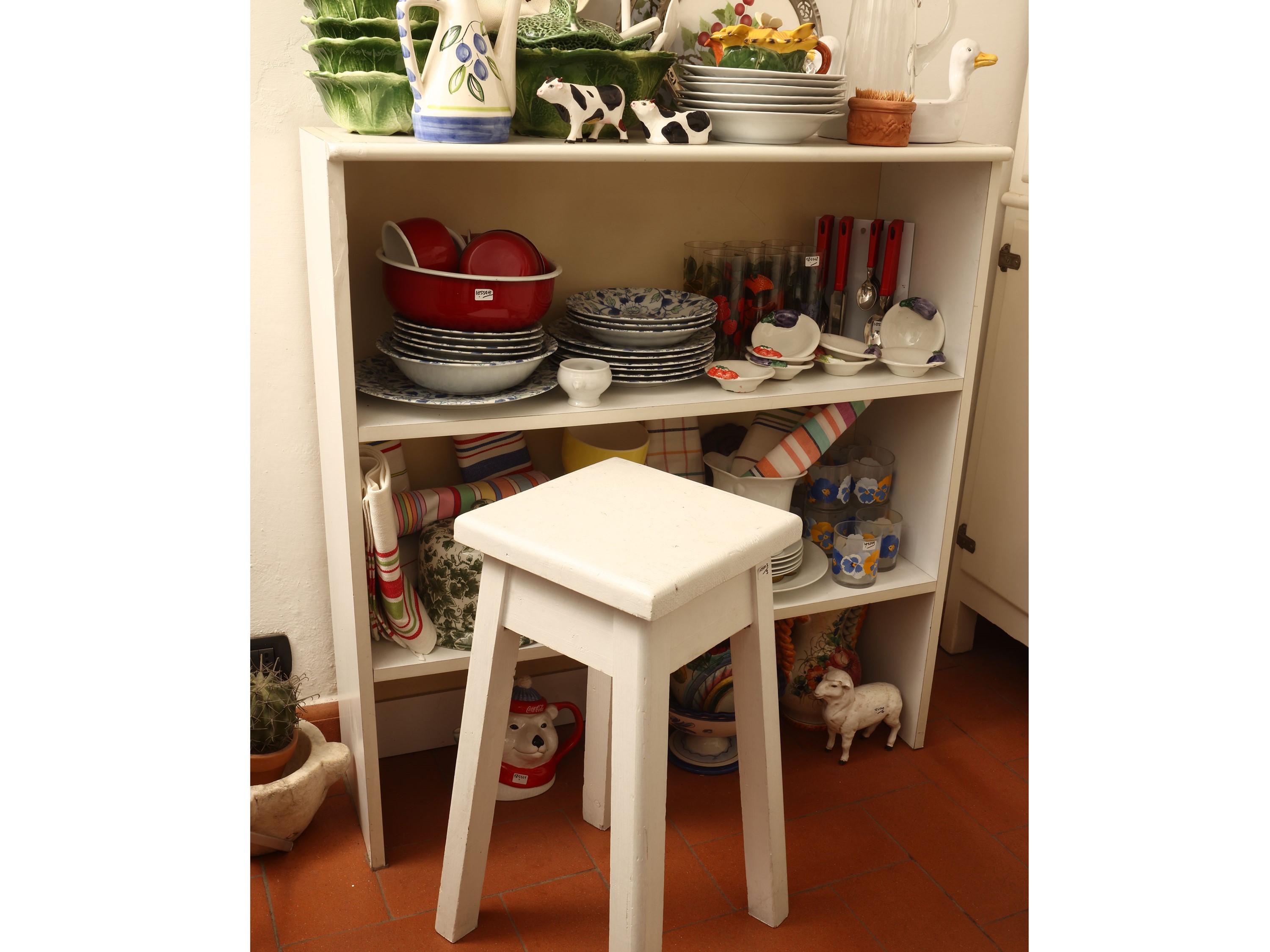 Complementi di arredo: scaffale a giorno e due sgabelli, h cm 96x90x30