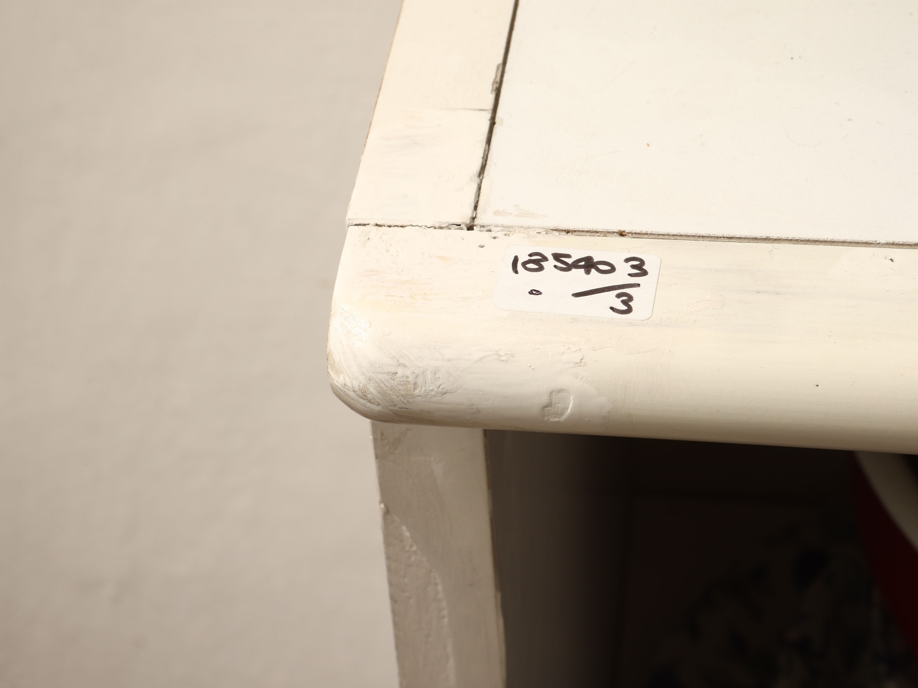 Complementi di arredo: scaffale a giorno e due sgabelli, h cm 96x90x30