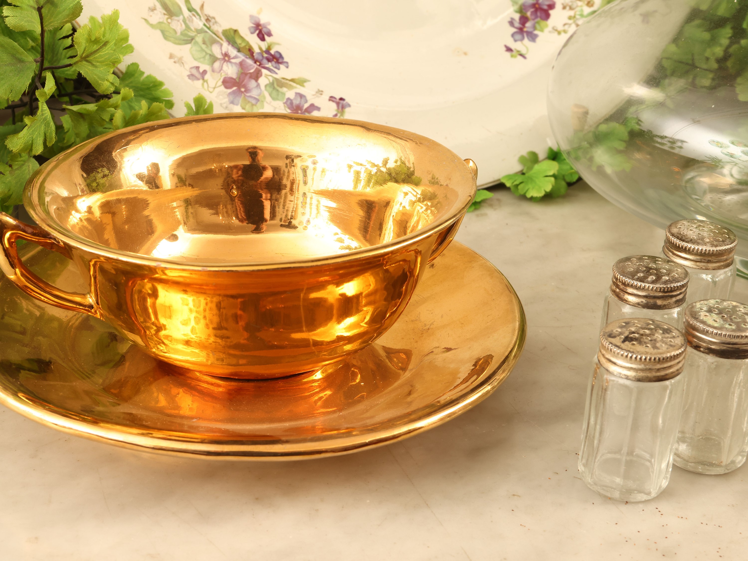 Accessori per la tavola, composto da terraglia Laveno, vetro e vassoio decorato