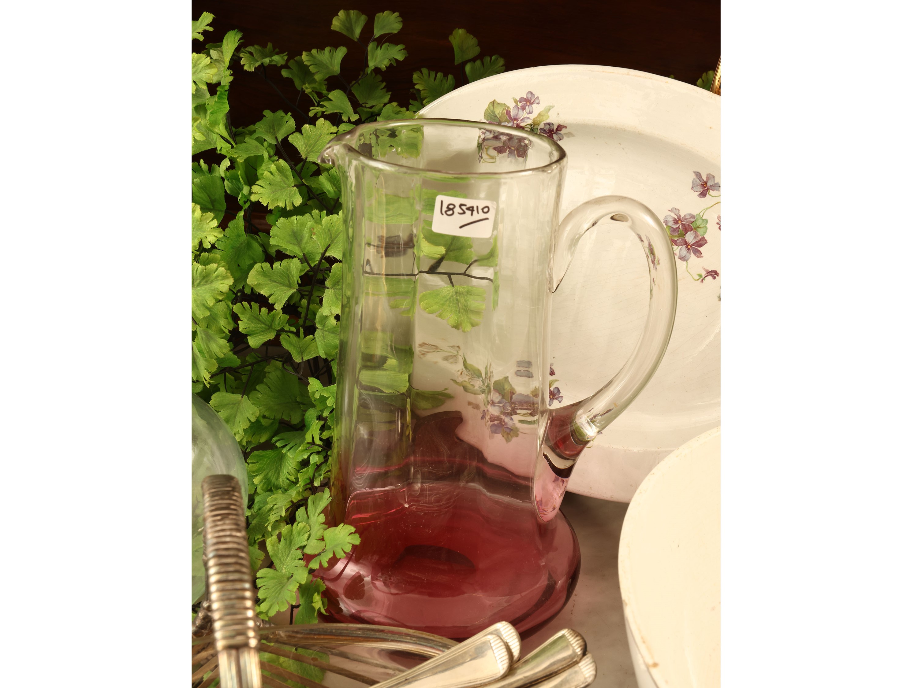 Accessori per la tavola, composto da terraglia Laveno, vetro e vassoio decorato