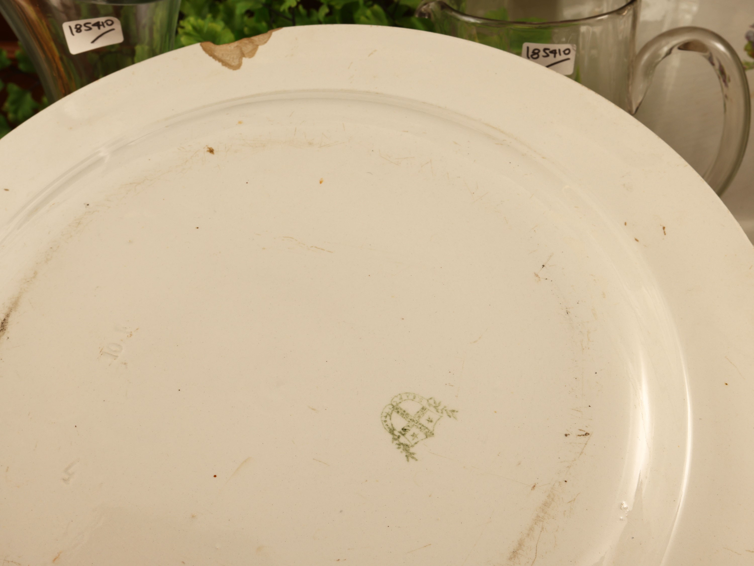 Accessori per la tavola, composto da terraglia Laveno, vetro e vassoio decorato