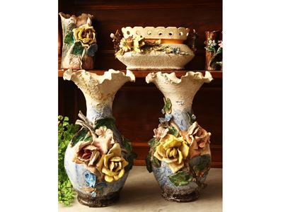 Coppia di vasi Barbotine in ceramica policroma, inizio del XX secolo
