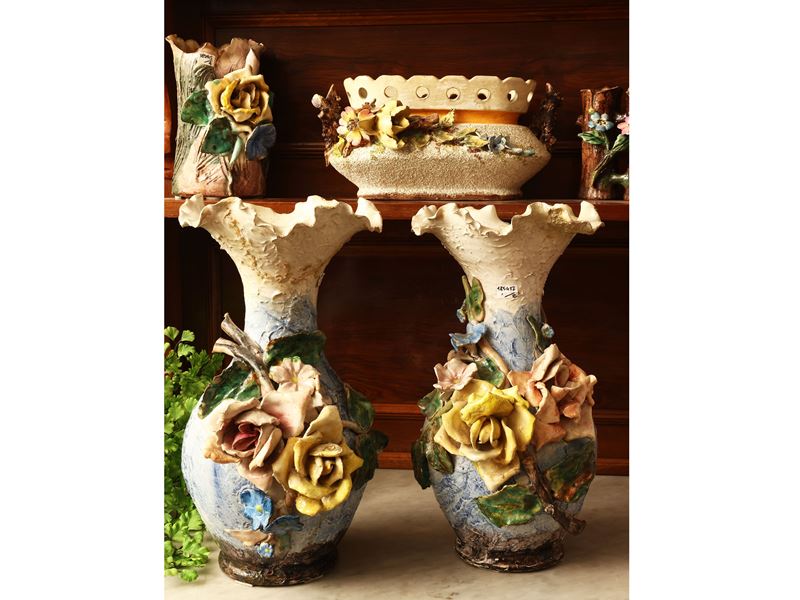 Coppia di vasi Barbotine in ceramica policroma, inizio del XX secolo