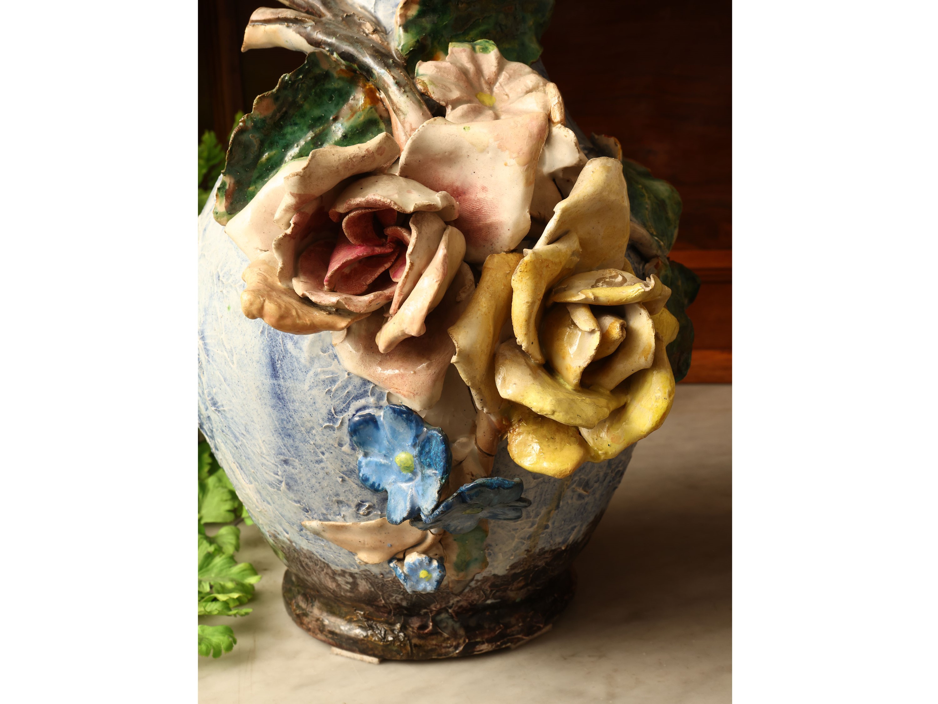 Coppia di vasi Barbotine in ceramica policroma, inizio del XX secolo