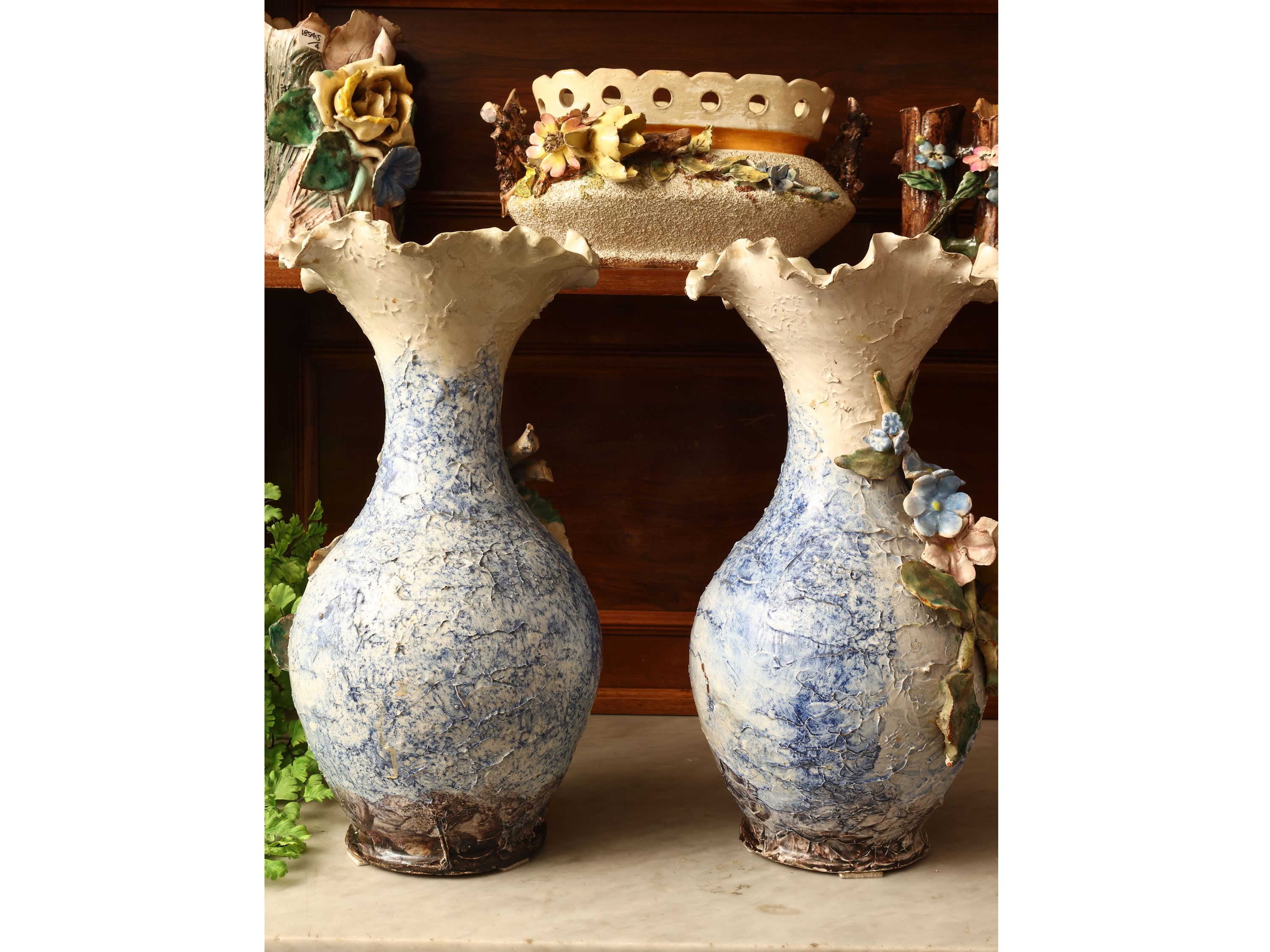 Coppia di vasi Barbotine in ceramica policroma, inizio del XX secolo