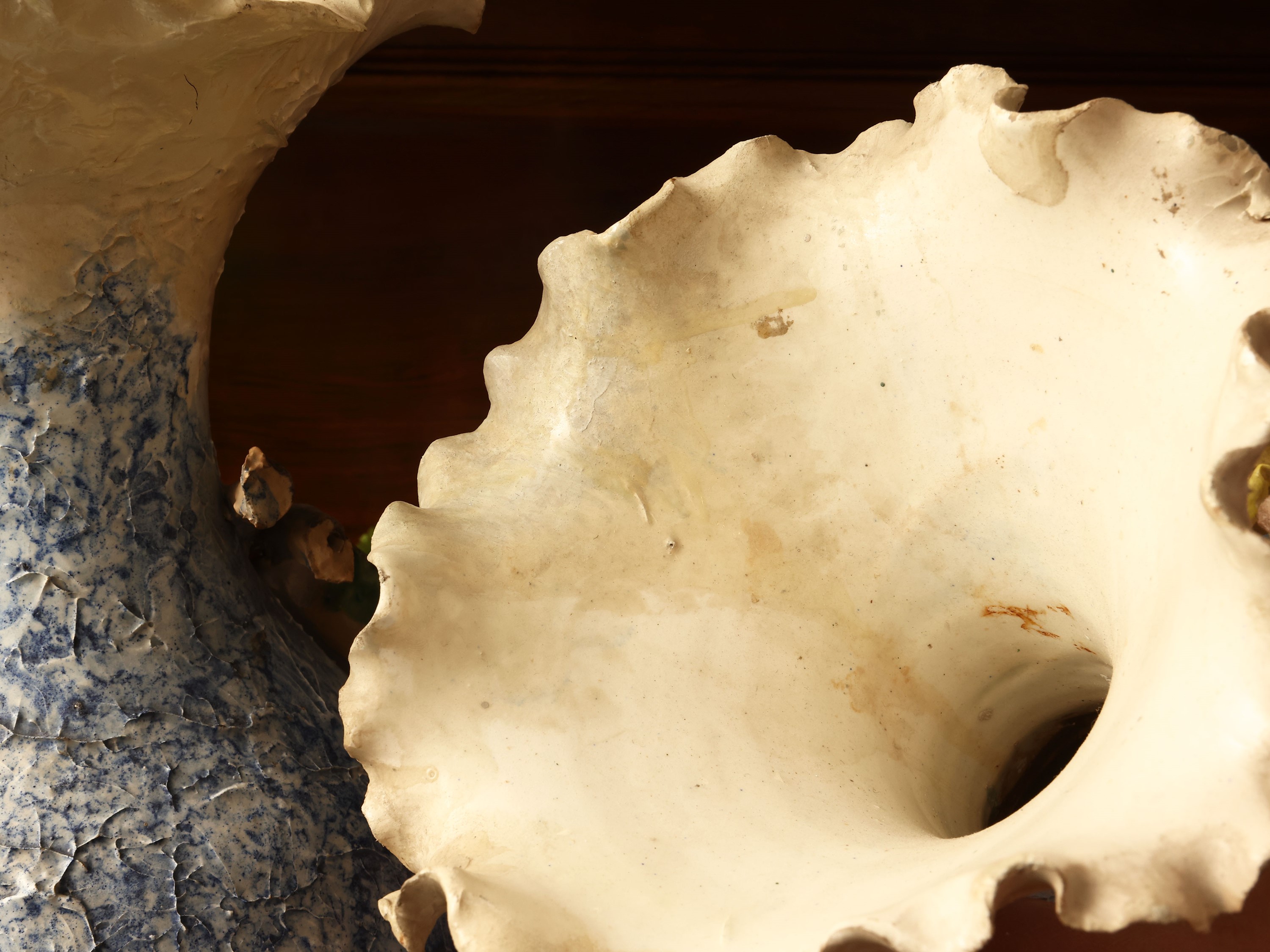 Coppia di vasi Barbotine in ceramica policroma, inizio del XX secolo