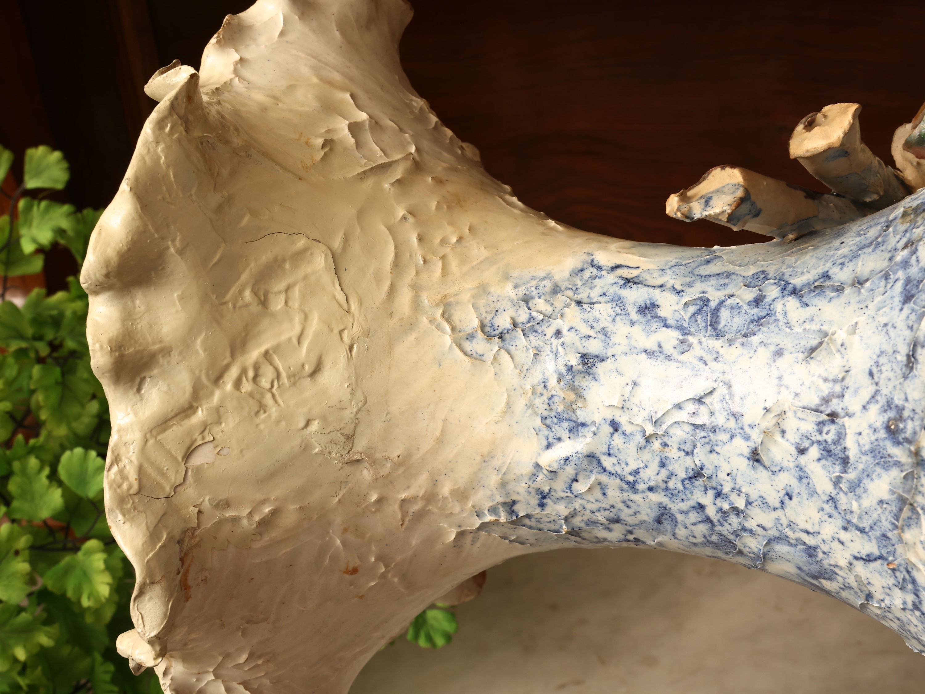 Coppia di vasi Barbotine in ceramica policroma, inizio del XX secolo