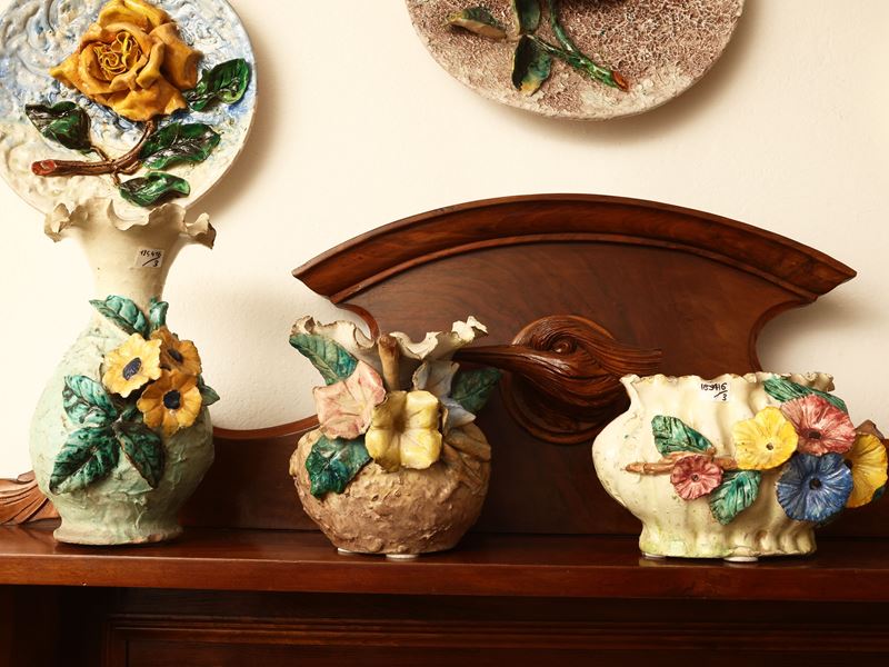 Autore ignoto, Tre vasi Barbotine in ceramica policroma
