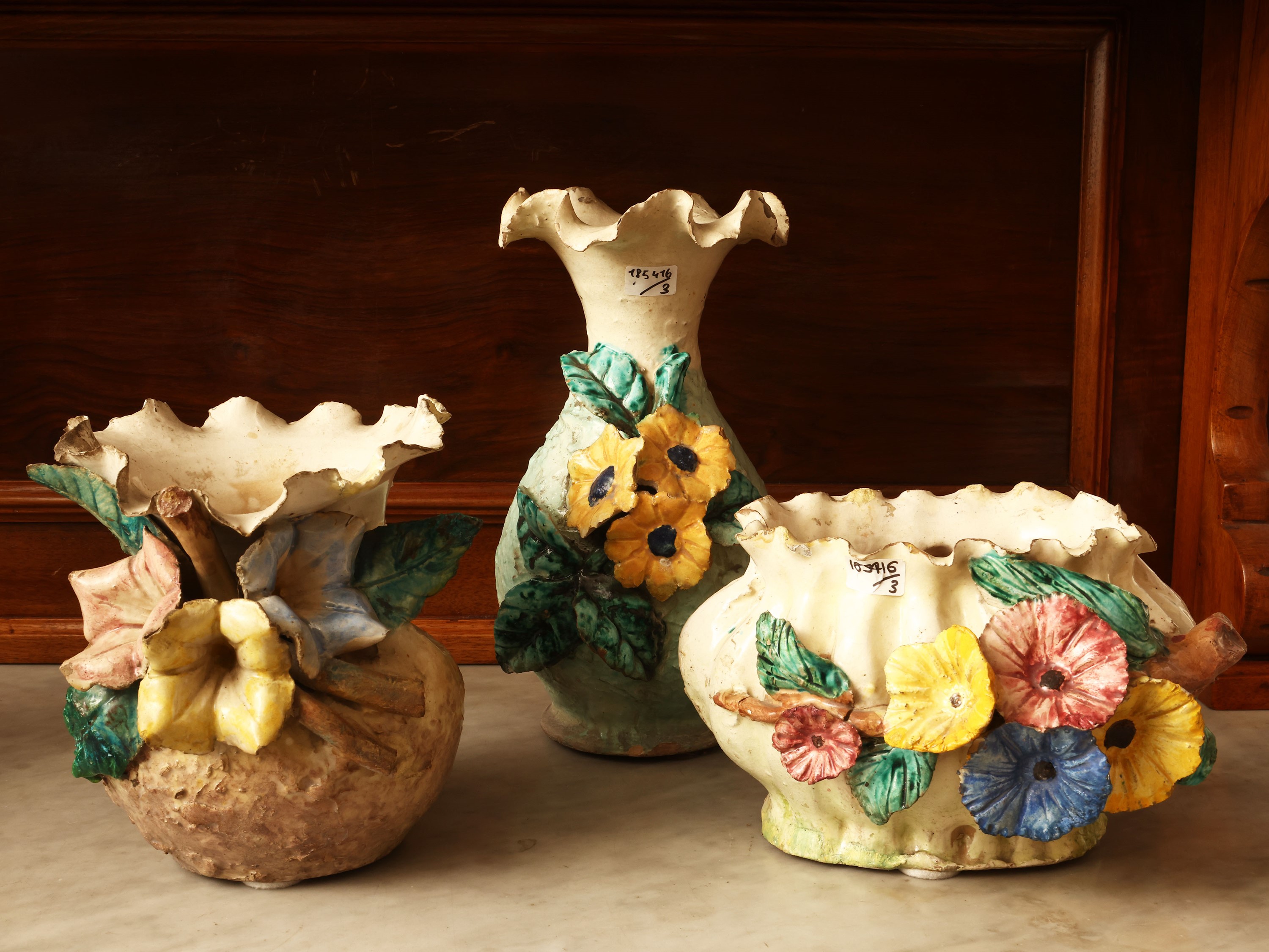 Autore ignoto, Tre vasi Barbotine in ceramica policroma