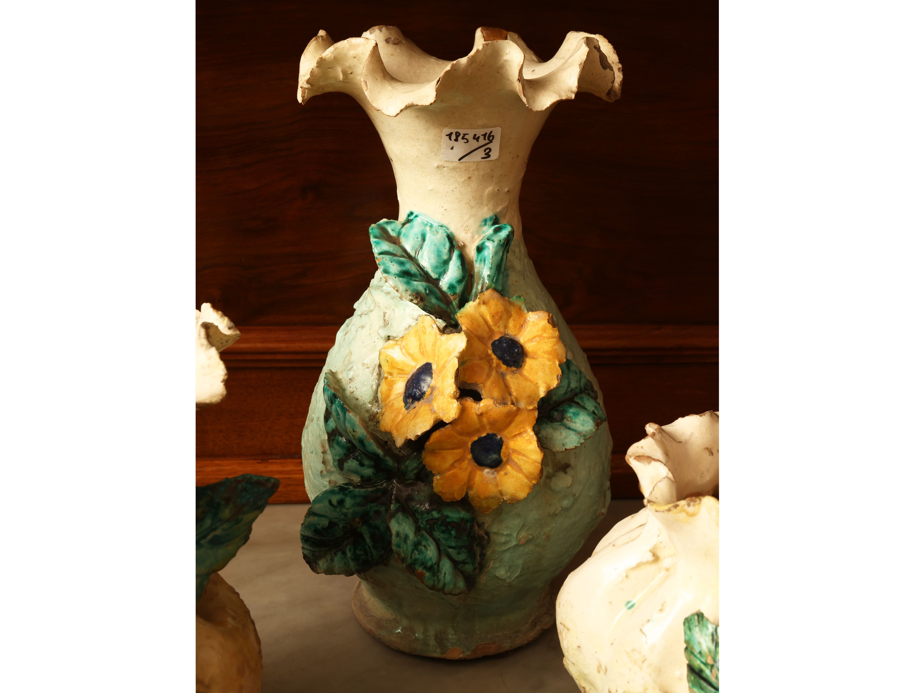 Autore ignoto, Tre vasi Barbotine in ceramica policroma