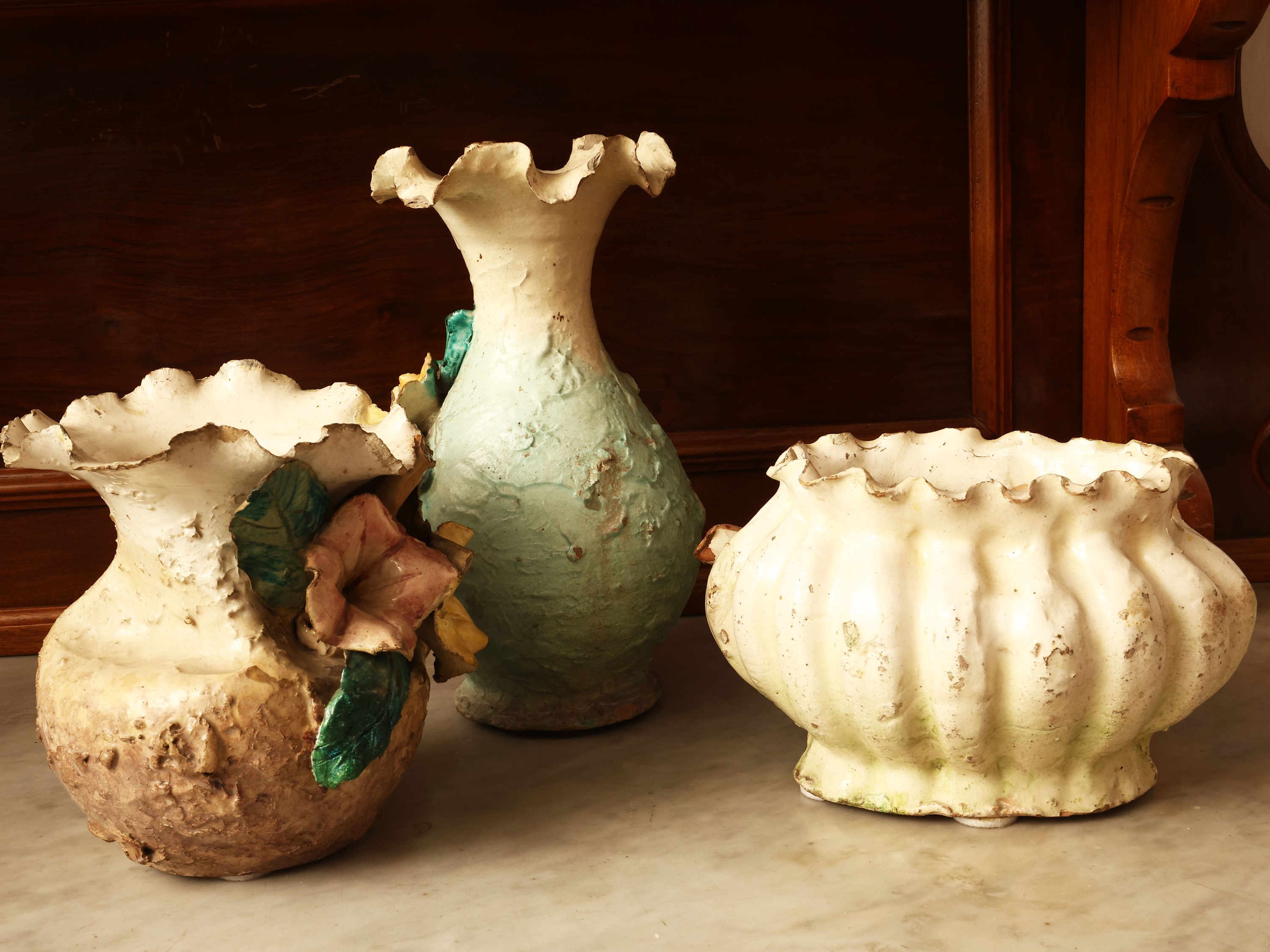 Autore ignoto, Tre vasi Barbotine in ceramica policroma