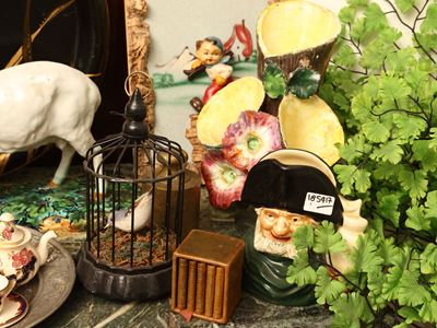 Lotto di stravaganze, compreso un assortimento di oggetti decorativi e curiosità
