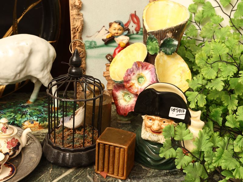 Lotto di stravaganze, compreso un assortimento di oggetti decorativi e curiosità