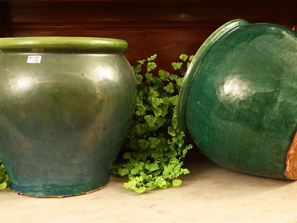 Due portavasi in terracotta smaltata verde