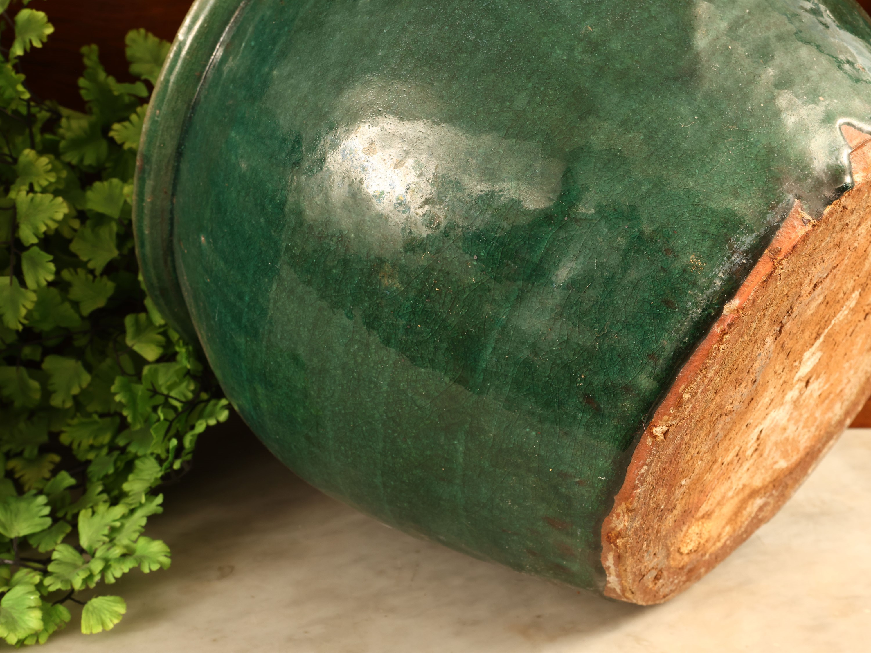 Due portavasi in terracotta smaltata verde, h da cm 25 a cm 30