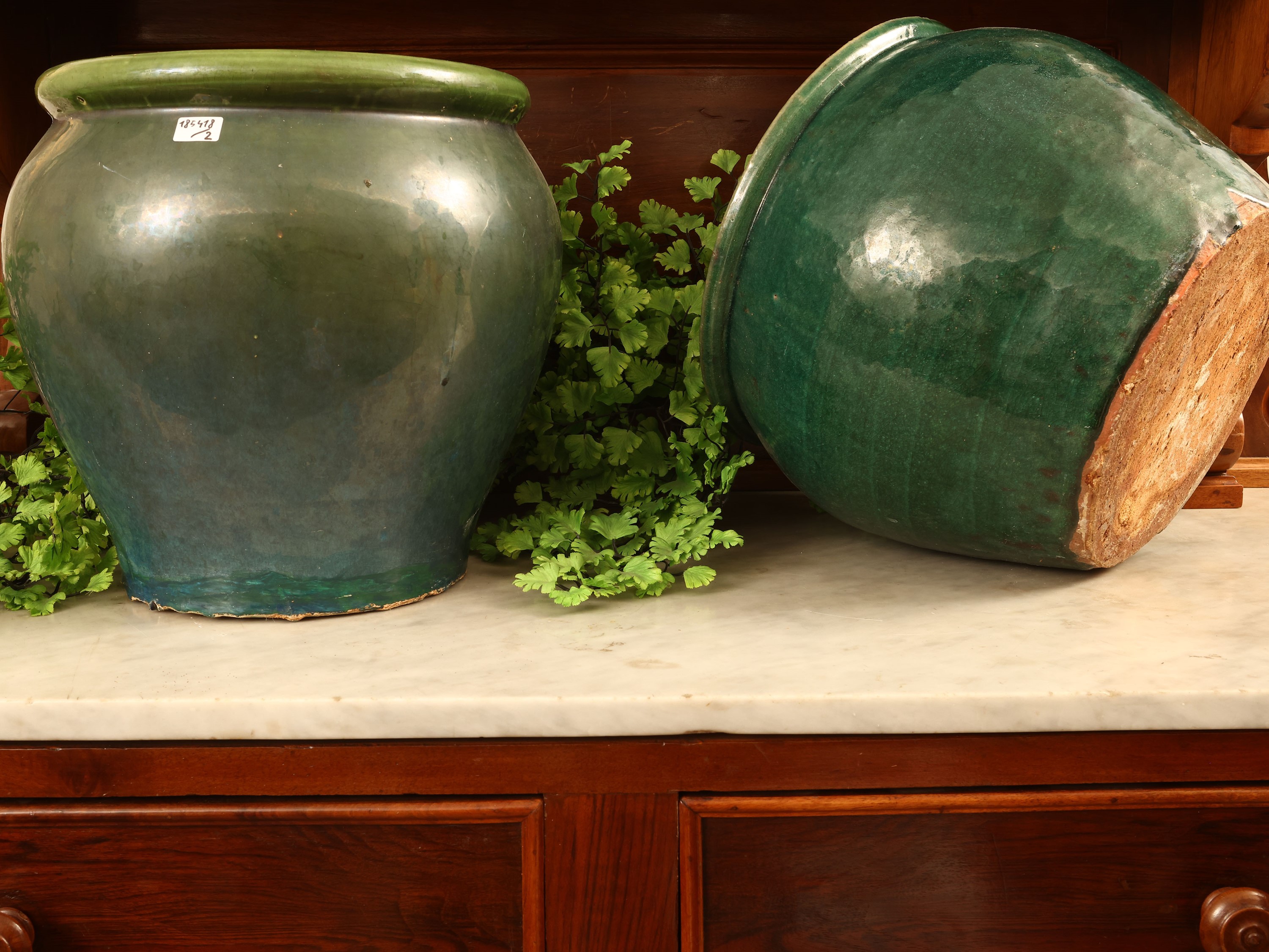 Due portavasi in terracotta smaltata verde, h da cm 25 a cm 30